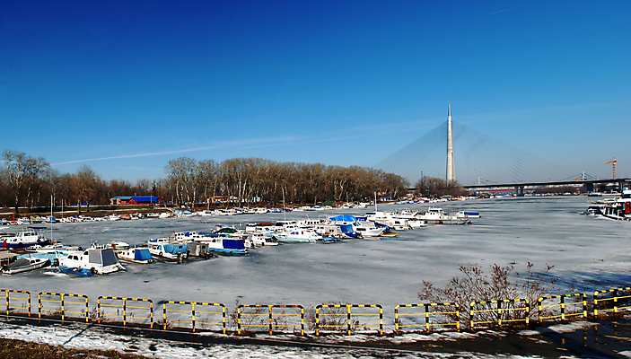 포토 JPG 해외이미지 호수 겨울 하늘 파노라마 사람없음 야외 물 파란색 맑음 냉동 보트 철탑 넘어짐 세르비아 해외포토 자연요소 계절 컬러 배_교통 모션 날씨 촬영기법 탑 파일형식 이미지허브