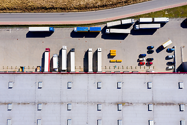 포토 JPG 해외이미지 산업 도로 여행 비즈니스 교통시설 사람없음 가로 하이앵글 장비 상품 컨테이너 배송 창고 트랙터 짐차 무거움 다운로드 물류 슈퍼마켓 드론 로딩 에스토니아 조감도 해외포토 유럽 길 뷰포인트 교통 자동차 상점 무게 농기계 시설 특수차량 파일형식 이미지허브