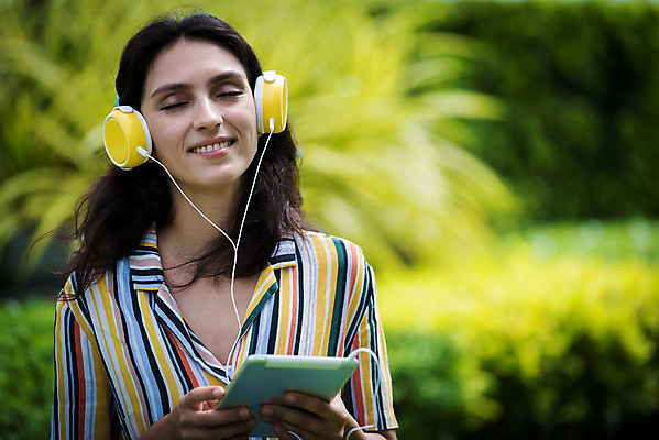 포토 JPG 해외이미지 백인 모델 라이프스타일 공원 여자 행복 음악 셔츠 인터넷 비즈니스 자연 놀이 휴식 한명 서기 미소 웃음 성인 야외 가로 캐주얼 세로 초록색 여름 알약 노란색 유행 정원 맑음 헤드폰 봄 듣기 청바지 닫기 어깨 식물원 전경 해외포토 서양인 1 옷 계절 공공시설 감정 컬러 음향기기 컨셉 상의 바지 모션 날씨 문화예술 표정 사람 풍경 생활 신체부위 약 생태계 파일형식 탑뷰 이미지허브