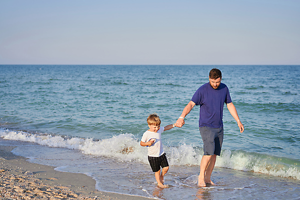 포토 JPG 해외이미지 전신 백인 라이프스타일 손 남자 행복 아들 어린이 바다 여행 2 장난 관계 놀이 휴가 함께함 사람 소년 야외 두명 걷기 기쁨 잡기 아빠 주말 해외포토 서양인 감정 컨셉 가족 모션 생활 신체부위 파일형식 이미지허브