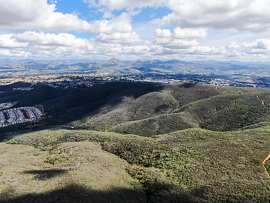포토 JPG 해외이미지 구름 계절 여행 건축양식 자연 하늘 지붕 산 주택 건조 건강 풍경 사람없음 빨간색 초록색 여름 파란색 운동 계곡 맑음 트래킹 활발 하이킹 바위 빌라 캘리포니아 이웃 개발 교외 똑같은 하이커 해외포토 자연요소 건축 컬러 컨셉 레저 날씨 건물 미국 돌_바위 생태계 파일형식 이미지허브