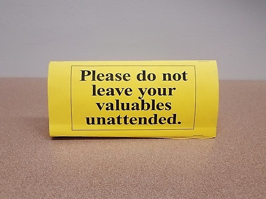 포토 JPG 해외이미지 종이 텍스트 탁자 표면 경고 사람없음 노란색 사인 공지사항 조언 해외포토 컬러 가구 파일형식 이미지허브