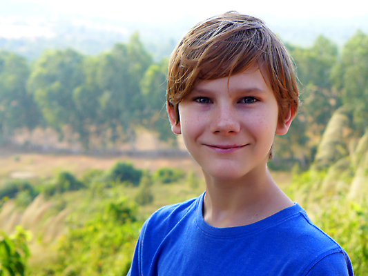 포토 JPG 해외이미지 1 공원 남자 행복 감정 얼굴 어린이 포즈 백그라운드 셔츠 티셔츠 잎 자연 건강 한명 미소 사람 소년 야외 10대 여름 파란색 청춘 금발 기쁨 표현 아기 숲 긍정 혼자 해외포토 식물 헤어스타일 계절 공공시설 컬러 컨셉 상의 청소년 표정 신체부위 생태계 파일형식 이미지허브