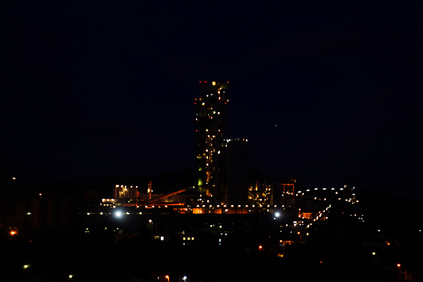 포토 JPG 해외이미지 모양 식물 디자인 산업 컨셉 건축양식 공장 하늘 전등 조명 사람없음 건물 파란색 환경 금속 미국 힘 기계 장비 바위 역사 제조 야간 땅 시설 탱크 드럼 시멘트 수납 무거움 공학 깨짐 방법 철강 콘크리트 프로세서 회복 해외포토 자연요소 건축물 교육 건축 컬러 북아메리카 공업 재질 타악기 돌_바위 무게 파일형식 이미지허브