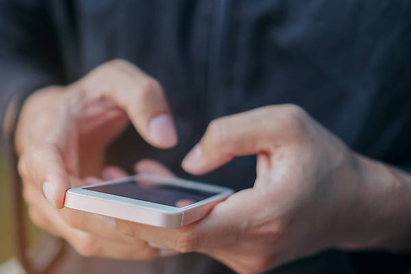 포토 JPG 해외이미지 주간 손 한명 들기 상반신 성인 야외 아웃포커스 신체부위 스마트폰 터치 타이핑 성인한명만 해외포토 자연요소 1 모션 촬영기법 사람 핸드폰 스마트기기 성인만 파일형식 이미지허브