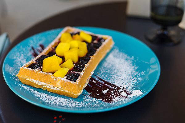 포토 JPG 해외이미지 접시 열매 음식 조각 백그라운드 과일 탁자 아침 디저트 건강 요리 사람없음 파란색 노란색 과자 초콜릿 식사 빵집 흰색 신선 황금 달콤 맛 아침식사 설탕 굽기 먹기 크림 블루베리 벨기에 시럽 망고 블랙베리 와플 내추럴 점심식사 페스츄리 핸드메이드 해외포토 주간 식물 식기 빵 컬러 가구 컨셉 모션 상점 구이 열대과일 서유럽 파일형식 이미지허브