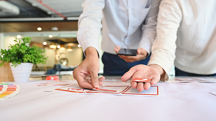 포토 JPG 해외이미지 식물 손 디자인 종이 비즈니스 설계 상반신 성인 두명 스마트폰 계획 디자이너 책상 UI 성인만 놓기 해외포토 직업 가구 컨셉 모션 사람 신체부위 핸드폰 스마트기기 파일형식 이미지허브