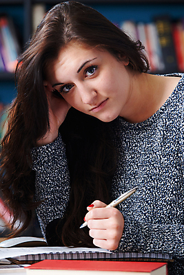 포토 JPG 해외이미지 백인 학생 응시 여자 교육 학교 선반 스트레스 실내 피곤 한명 사람 앉기 건물 10대 책 세로 독서 작업 도서관 고민 교과서 문제 압력 해외포토 서양인 1 건축물 시선 감정 가구 컨셉 모션 청소년 교재 내부 파일형식 이미지허브