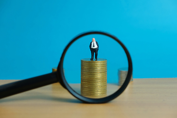 포토 JPG 해외이미지 응시 백그라운드 컨셉 돈 비즈니스 유리 돋보기 서기 사람 사람없음 금융 경제 장난감 숫자 판매 쌓기 동전 미니어처 성장 업무 비즈니스맨 시장 계획 주식 검색 무역 투자 이익 해결 회계 대출 빚 경영 세금 수입 위기 해외포토 문자 시선 남자 산업 모션 재질 모형 작업 직장인 재산 파일형식 이미지허브