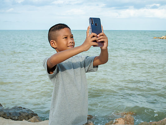 포토 JPG 해외이미지 라이프스타일 손 행복 어린이 바다 여행 백그라운드 가족 자연 놀이 하늘 호텔 모바일 휴가 세포 한명 미소 사람 풍경 소년 야외 여름 스마트폰 핸드폰 청춘 카메라 사진촬영 표현 아기 잡기 스마트 손목시계 그림 휴양지 손목보호대 해외포토 1 계절 남자 감정 시계 컨셉 장신구 관계 모션 숙소 표정 생활 신체부위 전자제품 스마트기기 촬영 장소 생태계 파일형식 이미지허브