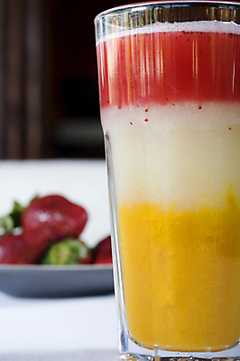 포토 JPG 해외이미지 음료 음식 과일 탁자 딸기 3 사람없음 빨간색 노란색 식당 식사 추위 흰색 신선 칵테일 먹기 망고 설정 막 해외포토 컬러 가구 모션 주류 상점 열대과일 파일형식 이미지허브