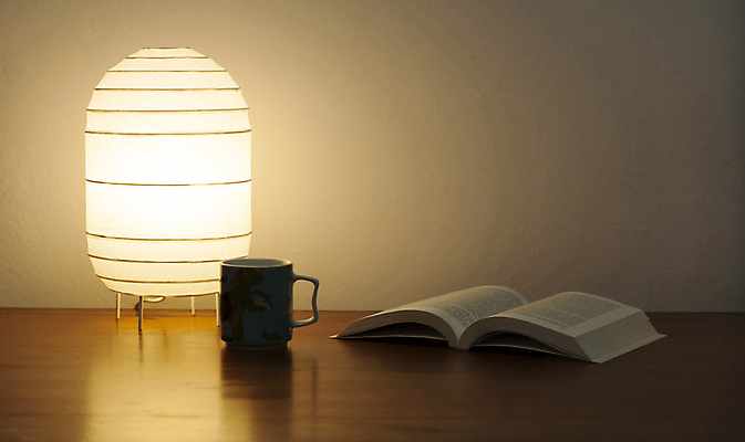 포토 JPG 해외이미지 교육 커피 음료 벽 가구 가정 탁자 휴식 조명 주택 실내 사람없음 내부 책 빛 스터디 인테리어 독서 침실 방 머그컵 램프 잠 플랫 차 저녁 편안함 읽기 책상 해외포토 디자인 생활용품 컨셉 모션 건물 컵 학습 감각 야간 파일형식 이미지허브