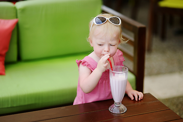 포토 JPG 해외이미지 백인 1 라이프스타일 여자 얼굴 음료 어린이 건강 한명 사람 앉기 선글라스 유행 식당 희망 주스 카페 우유 마시기 신선 잡기 칵테일 작음 상쾌 밀짚 쉐이크 걸음마 배려 스타일 해외포토 서양인 감정 안경 모션 유제품 주류 생활 신체부위 상점 짚 크기 파일형식 이미지허브