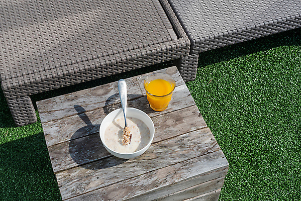 포토 JPG 해외이미지 외관 음료 음식 여행 벤치 오렌지 과일 유리 탁자 아침 휴가 휴식 사람없음 야외 초록색 여름 햇빛 태양 정원 숟가락 맑음 식사 주스 봄 우유 흰색 신선 사발 아침식사 설탕 시리얼 서비스 단절 호스텔 해외포토 주간 자연요소 계절 컬러 가구 컨셉 의자 재질 숙소 날씨 유제품 수저 사기그릇 파일형식 이미지허브