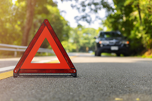 포토 JPG 해외이미지 주간 도로 자동차 사람없음 야외 아웃포커스 삼각형 위험 비상등 해외포토 자연요소 도형 길 육상교통 컨셉 교통시설 촬영기법 파일형식 이미지허브