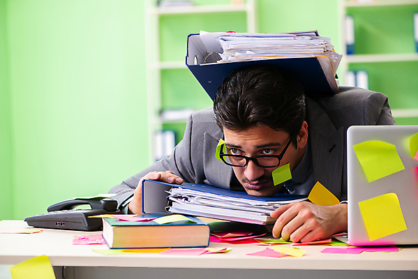 포토 JPG 해외이미지 남자 컨셉 비즈니스 스트레스 직장 피곤 한명 상반신 성인 컴퓨터 사무실 쪽지 업무 작업 비즈니스맨 좌절 가득함 포스트잇 바쁨 폴더 웅크림 숨기 성인남자한명만 해외포토 1 감정 회사 모션 사람 전자제품 메모지 직장인 파일 남자한명만 성인남자만 파일형식 이미지허브