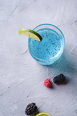 포토 JPG 해외이미지 조각 잔 사람없음 파란색 칵테일 레몬 슬라이스 산딸기 블랙베리 콘크리트 치아시드 해외포토 식기 컬러 과일 주류 씨앗 파일형식 이미지허브