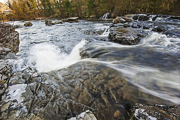 포토 JPG 해외이미지 나무 영어 포즈 자연 영국 잉글랜드 풍경 사람없음 야외 물 강 폭포 바위 나뭇가지 시골 개울 급류 블러 삼림지대 해외포토 자연요소 식물 문자 유럽 숲 생태계 파일형식 이미지허브