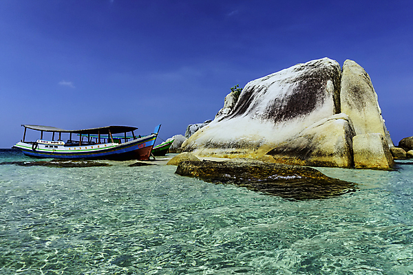 포토 JPG 해외이미지 아시아 모래 바다 섬 여행 자연 하늘 휴가 풍경 사람없음 야외 가로 물 여름 파란색 여행객 맑음 바위 시골 보트 큼 인도네시아 장면 내추럴 파라다이스 해외포토 자연요소 계절 나라 컬러 배_교통 날씨 사람 돌_바위 크기 생태계 파일형식 이미지허브