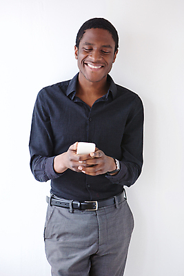 포토 JPG 해외이미지 모델 1 라이프스타일 응시 남자 행복 얼굴 벽 백그라운드 비즈니스 텍스트 모바일 휴식 한명 서기 사람 성인 스마트폰 유행 검은색 흰색 표현 잡기 비즈니스맨 자신감 시원함 전화기 스마트 긍정 스타일 해외포토 시선 감정 컬러 컨셉 모션 생활 신체부위 핸드폰 스마트기기 직장인 파일형식 이미지허브