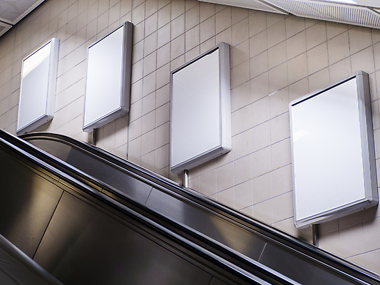 포토 JPG 해외이미지 간판 프레임 광고판 실내 사람없음 에스컬레이터 전철역 목업 해외포토 알림판 내부 역 판 파일형식 이미지허브