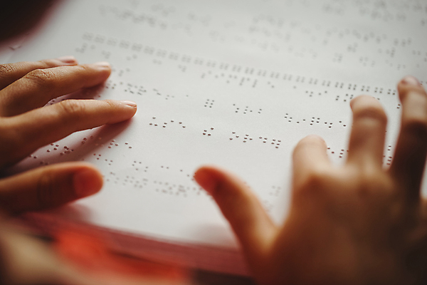 포토 JPG 해외이미지 라이프스타일 손 실내 초등학교 신체부위 독서 시각장애인 점자 손짚기 점자책 해외포토 학교 사람 손짓 내부 생활 책 장애인 파일형식 이미지허브