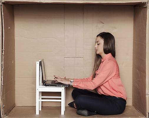 포토 JPG 해외이미지 전신 백인 여자 의자 한명 앉기 성인 옆모습 노트북 상자 사무실 업무 비즈니스우먼 갇힘 답답함 성인여자한명만 해외포토 서양인 1 뷰포인트 가구 비즈니스 모션 사람 전자제품 작업 직장인 감각 여자한명만 성인여자만 파일형식 이미지허브