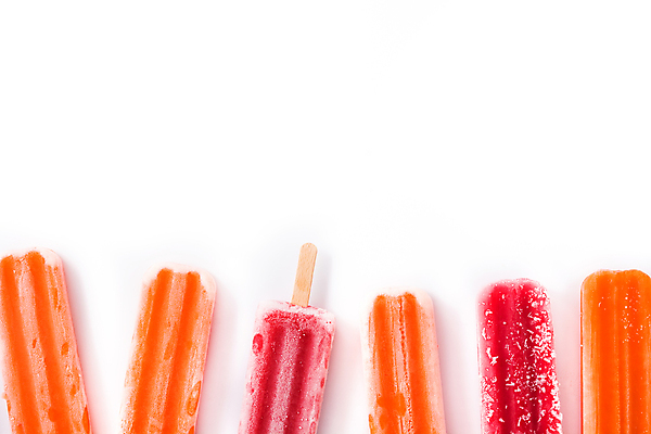 포토 JPG 해외이미지 아이스크림 실내 사람없음 달콤 시원함 흰배경 과일아이스크림 딸기맛 막대아이스크림 오렌지맛 카피스페이스 해외포토 백그라운드 딸기 디저트 내부 공백 흰색 맛 파일형식 이미지허브