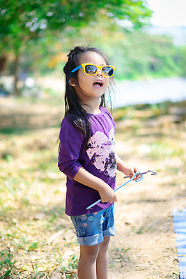 포토 JPG 해외이미지 1 응시 공원 여자 행복 어린이 여행 백그라운드 자연 텐트 한명 사람 야외 파란색 캠핑 장비 흰색 작음 닻 해외포토 시선 공공시설 감정 컬러 레저 캠핑도구 크기 생태계 파일형식 이미지허브