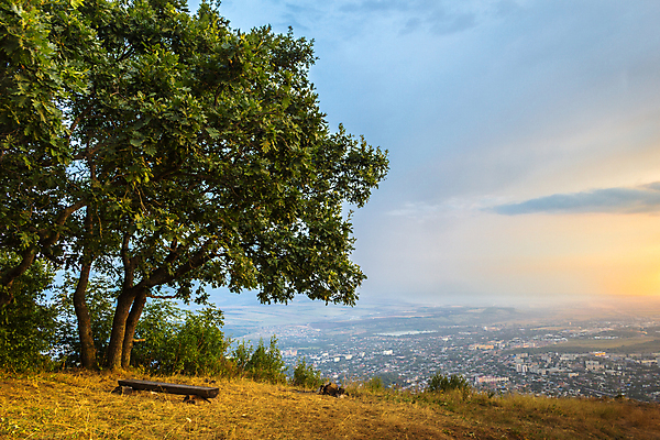 포토 JPG 해외이미지 나무 백그라운드 벤치 자연 하늘 산 주택 풍경 사람없음 건물 여름 도시풍경 컬러풀 태양 일몰 가을 시골 도시 저녁 언덕 러시아 스카이라인 해외포토 자연요소 식물 건축물 계절 유럽 컬러 의자 노을 야간 생태계 파일형식 이미지허브