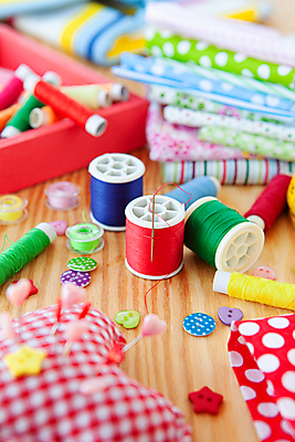 포토 JPG 해외이미지 리본 패턴 버튼 사람없음 세로 컬러풀 직물 면 바느질 밟기 섬유 수공예 재단 핸드메이드 해외포토 컬러 무늬 모션 공예 파일형식 이미지허브