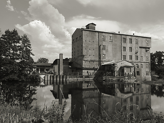 포토 JPG 해외이미지 외관 산업 벽 백그라운드 건축양식 창문 공장 유리 벽돌 주택 사람없음 건물 물 강 반사 수확 도시 버리기 창고 복고 먼지 체코 그런지 깨짐 세피아 썩음 옛날 철강 파멸 해외포토 자연요소 건축물 건축 유럽 컨셉 농업 공업 모션 재질 촬영기법 파일형식 소멸 이미지허브