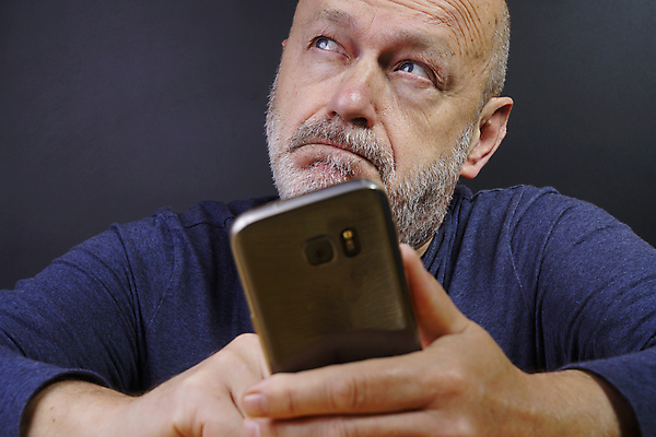 포토 JPG 해외이미지 백인 1 라이프스타일 손 응시 남자 여행 백그라운드 셔츠 생각 인터넷 비즈니스 통신 자연 모바일 수염 주택 실내 건강 한명 사람 성인 파란색 스마트폰 반사 스크린 검은색 흰색 키보드 잡기 비즈니스맨 메시지 뉴스 보여주기 거짓 고립 소셜 소셜네트워크 해외포토 서양인 시선 컬러 상의 모션 내부 건물 생활 신체부위 핸드폰 스마트기기 직장인 생태계 파일형식 이미지허브