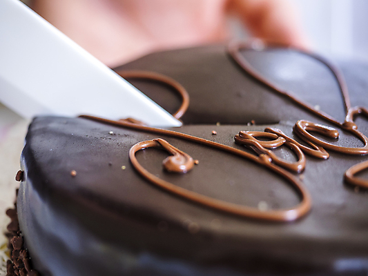 포토 JPG 해외이미지 접시 음식 조각 포크 디저트 기념 사람없음 장식 컬러풀 갈색 파티 과자 케이크 식당 초콜릿 검은색 어둠 빵집 대접 신선 고명 생일 달콤 맛 강의 설탕 자르기 굽기 먹기 크림 슬라이스 반죽 칼로리 층 충동구매 무스 반투명 브라우니 페스츄리 해외포토 식기 기념일 빵 컬러 컨셉 모션 이벤트 쇼핑 상점 구이 과소비 파일형식 이미지허브