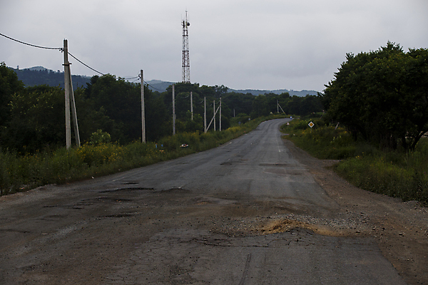 포토 JPG 해외이미지 도로 길 여행 자국 자동차 날씨 안전 사람없음 물 반사 검은색 손상 차도 젖음 도시 구멍 고속도로 냄비 숲 위험 큼 러시아 웅덩이 먼지 장면 지역 진흙 나쁜 길가 깨짐 러시아인 옛날 콘크리트 소름 해외포토 자연요소 서양인 감정 유럽 육상교통 컬러 컨셉 교통시설 솥 크기 파일형식 이미지허브