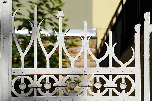 포토 JPG 해외이미지 디자인 벽 백그라운드 패턴 곡선 건축양식 하늘 프레임 안전 사람없음 야외 장식 울타리 금속 수확 흰색 화려 보호 파편 철 묘사 보안 대문 날카로움 옛날 철강 철책 스타일 해외포토 건축 선 컬러 컨셉 무늬 농업 재질 담장 문 파일형식 이미지허브