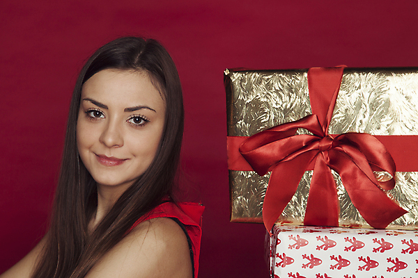 포토 JPG 해외이미지 백인 모델 1 손 옷 계절 여자 행복 리본 종이 얼굴 백그라운드 컨셉 크리스마스 겨울 휴가 새로움 갈색머리 선물 한명 사람 성인 빨간색 쇼핑 상자 놀람 축하 표현 저녁 스웨터 주기 획득 고립 해외포토 서양인 헤어스타일 기념일 감정 컬러 상의 모션 표정 신체부위 야간 파일형식 이미지허브