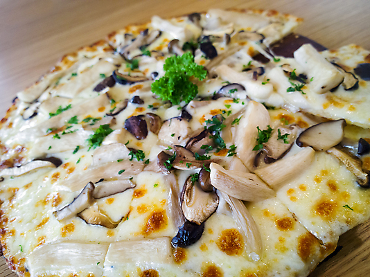 포토 JPG 해외이미지 전통 음식 조각 백그라운드 토마토 양파 치즈 감자 피자 요리 사람없음 목재 빨간색 식당 버섯 이탈리아 튀김 껍질 신선 뜨거움 원형 소시지 클래식 칼 닫기 폐기물 굽기 먹기 속도 싱글 매움 햄 반죽 베이컨 점심식사 모짜렐라치즈 살라미 페스츄리 페퍼로니 해로움 해외포토 도형 나무 유럽 빵 컬러 컨셉 채소 재료 모션 유제품 패스트푸드 서양음식 육류 돼지고기 상점 식사 가공식품 맛 쓰레기 구이 파일형식 이미지허브