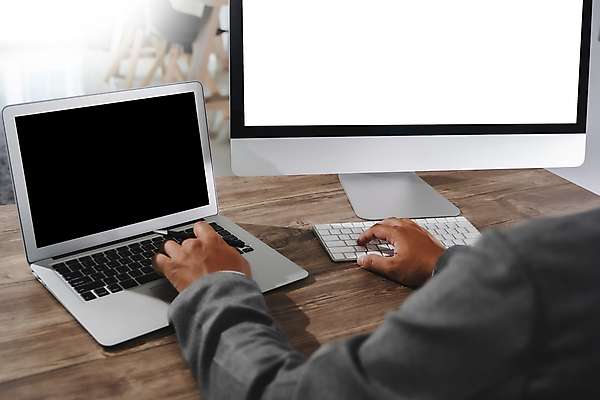 포토 JPG 해외이미지 백인 학생 라이프스타일 남자 백그라운드 인터넷 비즈니스 통신 노동자 사람 사람없음 가로 노트북 컴퓨터 사무실 우주 디지털 스크린 모니터 웹 공백 장비 흰색 타이핑 업무 비즈니스맨 네트워크 고객 서비스 타입 해커 지원 프로그래머 목업 카피스페이스 해외포토 서양인 직업 컬러 생활 전자제품 작업 직장인 범죄 파일형식 이미지허브