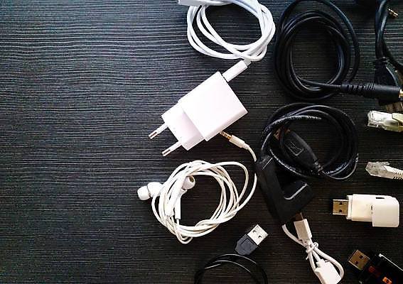 포토 JPG 해외이미지 선 백그라운드 이동 인터넷 통신 모바일 세포 사람없음 스마트폰 핸드폰 컴퓨터 디지털 검은색 힘 장비 정보 흰색 공구 네트워크 플러그 코드 연결 번개 USB 전자 철사 타입 충전 베터리 요금 인터페이스 충전기 하드웨어 해외포토 컬러 컨셉 날씨 전자제품 스마트기기 기계 도구 파일형식 이미지허브