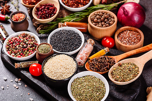 포토 JPG 해외이미지 백그라운드 잎 재료 고추 탁자 파프리카 건조 마늘 요리 씨앗 동양인 사람없음 빨간색 초록색 컬러풀 주방 숟가락 검은색 어둠 양념 조미료 사발 고수 맛 가루 인도인 허브 메뉴 유기농 매움 아로마 소금 향 레시피 후추 카레 생강 바질 로즈메리 시나몬 강황 해외포토 외국인 식물 웰빙 음식 컬러 가구 컨셉 채소 식재료 수저 인종 사기그릇 향신료 향미료 파일형식 이미지허브