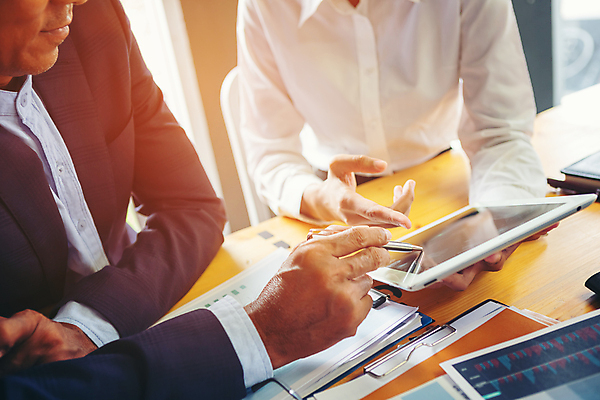 포토 JPG 해외이미지 백인 직업 여자 남자 비즈니스 통신 회의 협력 설계 노동자 아이디어 함께함 실내 대화 한명 사람 동양인 노트북 컴퓨터 사무실 방 업무 작업 비즈니스맨 비즈니스우먼 발표 그룹 대표 토론 동료 경영자 경영 프로젝트 브레인스토밍 해외포토 서양인 1 컨셉 관계 말하기 인종 내부 전자제품 직장인 리더 파일형식 이미지허브