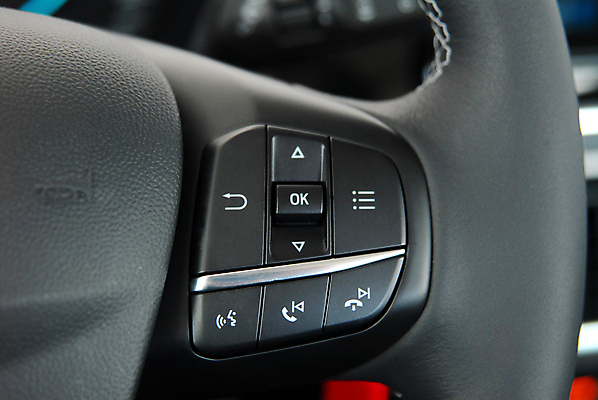 포토 JPG 해외이미지 여행 컨셉 비즈니스 교통시설 자동차 새로움 실내 사람없음 내부 기계 운전 기구 핸들 묘사 속도 쇼 연료 가스 엔진 모터 계기판 자동 제어 스타일 안락 해외포토 육상교통 교통 모션 시설 파일형식 이미지허브