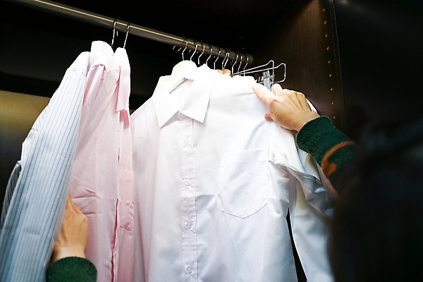 포토 JPG 해외이미지 디자인 드레스 옷 여자 백그라운드 셔츠 매달리기 사람없음 유행 세일 상점 흰색 직물 면 장롱 옷걸이 수집 소매 신발장 줄서기 스타일 해외포토 컬러 가구 상의 모션 사람 파일형식 이미지허브