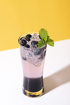 포토 JPG 해외이미지 잔 실내 그림자 사람없음 얼음 민트 블루베리 노란배경 블루베리주스 해외포토 자연요소 식기 백그라운드 과일 내부 노란색 과일주스 허브 파일형식 이미지허브