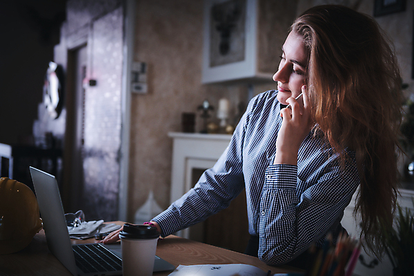 포토 JPG 해외이미지 라이프스타일 손 여자 교육 행복 커피 인터넷 비즈니스 통신 탁자 모바일 노동자 아파트 주택 직장 대화 한명 사람 앉기 목재 컵 노트북 스마트폰 컴퓨터 사무실 쪽지 공책 외침 업무 스마트 책상 온라인 프리랜서 혼자 안락 해외포토 나무 직업 1 식기 감정 음료 가구 컨셉 회사 재료 모션 문구용품 말하기 건물 생활 신체부위 전자제품 핸드폰 스마트기기 소리 작업 파일형식 이미지허브