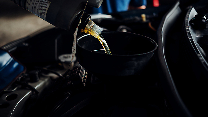 포토 JPG 해외이미지 직업 손 산업 신체 비즈니스 교통시설 자동차 노동자 새로움 사람 사람없음 기계 공연 신선 잡기 작업 액체 기술자 변화 황금 붓기 수리 휘발유 서비스 연료 엔진 정비공 모터 유지 돌봄 자동 조작 차고 해외포토 육상교통 교통 컨셉 모션 이벤트 신체부위 석유 시설 파일형식 이미지허브