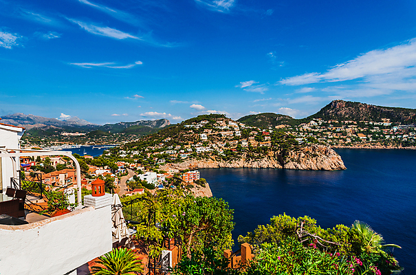 포토 JPG 해외이미지 라이프스타일 바다 섬 건축양식 자연 하늘 산 주택 파노라마 풍경 사람없음 야외 건물 물 여름 파란색 만 스페인 고급 지중해 빌라 언덕 스페인어 해외포토 자연요소 건축물 계절 건축 유럽 컬러 컨셉 촬영기법 생활 생태계 파일형식 이미지허브