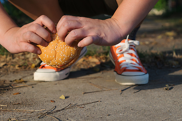포토 JPG 해외이미지 주간 라이프스타일 손 다이어트 건강 한명 들기 성인 야외 신체부위 건강관리 하반신 햄버거 버리기 웅크림 해외포토 자연요소 1 모션 패스트푸드 관리 사람 생활 파일형식 이미지허브