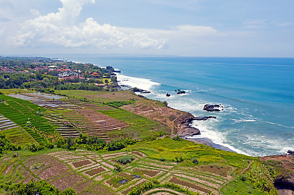 포토 JPG 해외이미지 아시아 바다 섬 여행 밭 건축양식 자연 주택 안테나 동양인 풍경 사람없음 야외 건물 물 파란색 컬러풀 만 정상 땅 발리 인도네시아 인도양 드론 터키석 해외포토 자연요소 건축물 건축 나라 컬러 농업 통신 인종 보석 생태계 파일형식 이미지허브